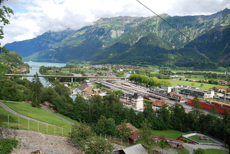 Klimaneutrales Berner Oberland-Ost – Die Universität Bern lanciert ein Energie-Experiment, wo das Lokale im Zentrum steht 